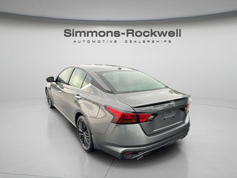 Used 2025 Nissan Altima 2.5 SV w/ SV Special Edition Package FWD image 3