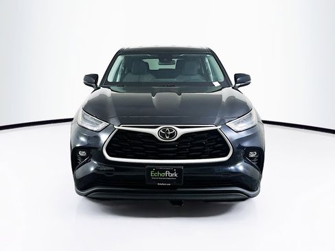 Used 2024 Toyota Highlander LE image 2