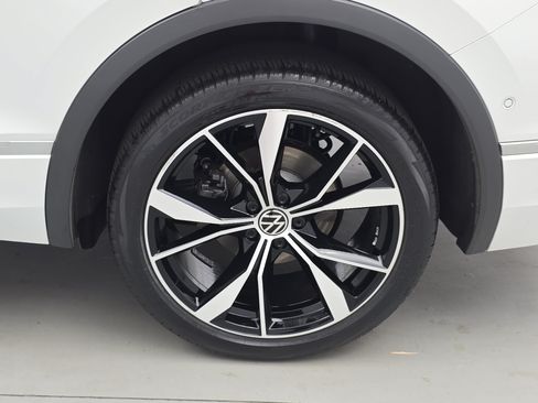 Certified 2024 Volkswagen Tiguan SEL R-Line AWD/4WD image 34
