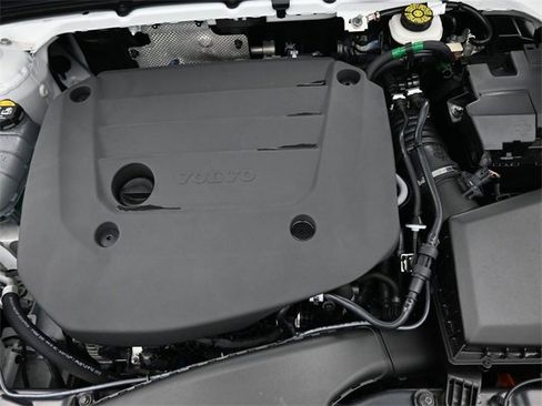 Used 2024 Volvo XC40 B5 Plus image 35