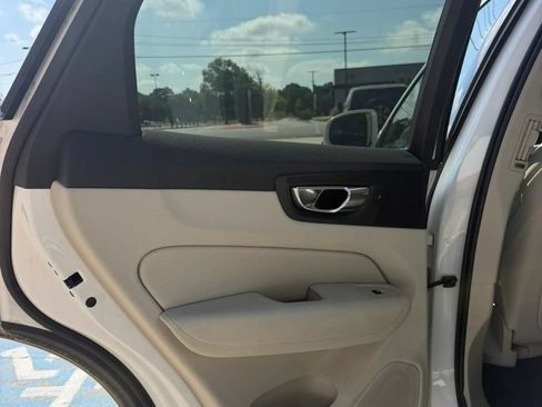 Used 2019 Volvo XC60 T5 Momentum w/ Premium Package FWD image 8