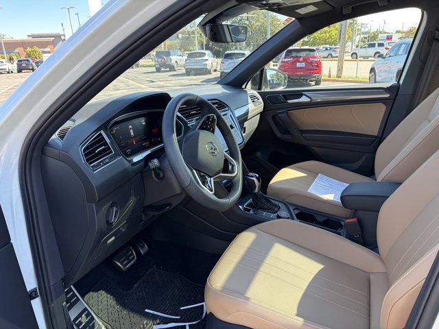 Used 2024 Volkswagen Tiguan SE R-Line AWD/4WD image 5