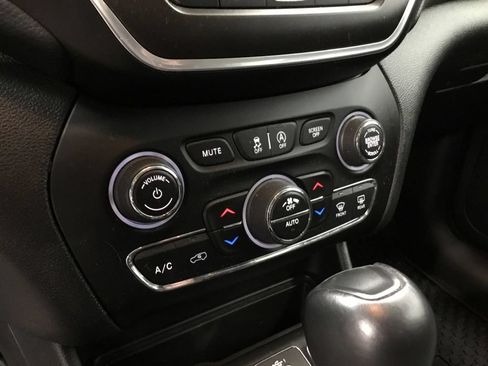 Used 2021 Jeep Cherokee Trailhawk w/ Trailer Tow Group AWD/4WD image 18