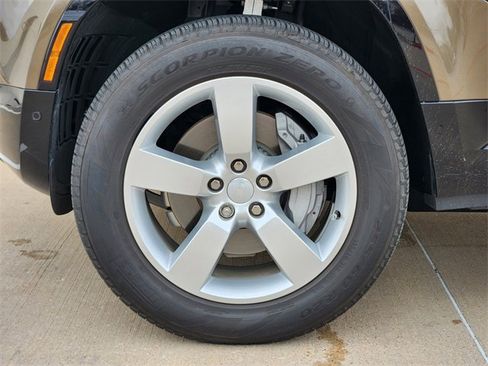 Used 2025 Land Rover Defender 110 X-Dynamic SE image 10