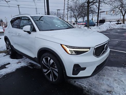 Used 2023 Volvo XC40 B4 Ultimate w/ Protection Package Premier image 2