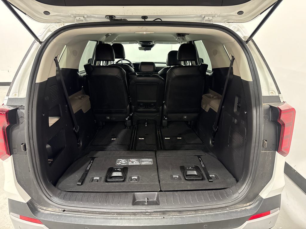 Used 2025 Kia Carnival FWD image 30