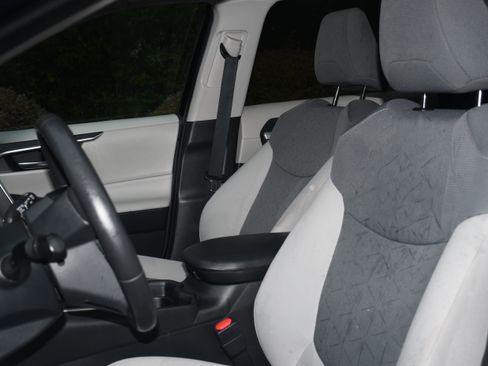 Used 2019 Toyota RAV4 XLE image 12