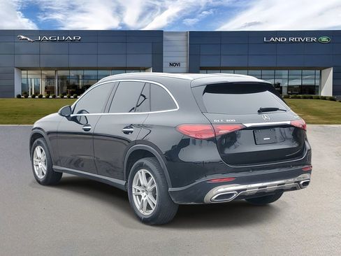 Used 2025 Mercedes-Benz GLC 300 4MATIC image 4