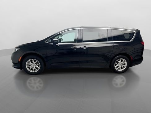 Used 2023 Chrysler Pacifica Touring-L FWD image 2