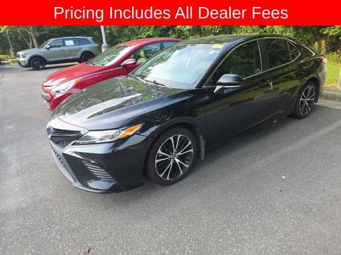 Used 2020 Toyota Camry SE w/ Convenience Package FWD image 9