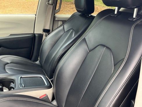 Used 2023 Chrysler Pacifica Touring-L FWD image 31
