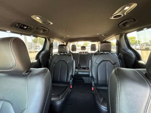 Used 2025 Chrysler Pacifica Select FWD image 16