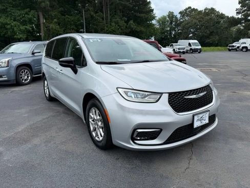 Used 2024 Chrysler Pacifica Touring-L FWD image 3