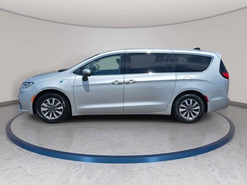 Used 2023 Chrysler Pacifica Touring-L FWD image 8