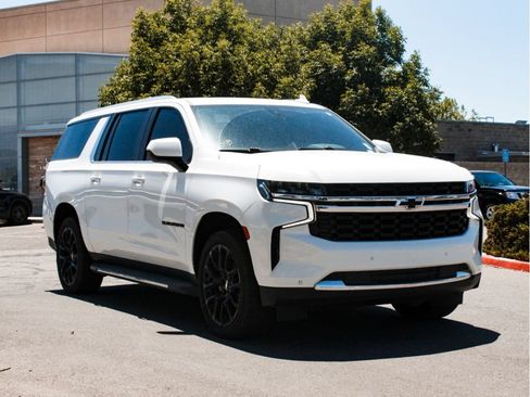 Used 2022 Chevrolet Suburban LS RWD image 3