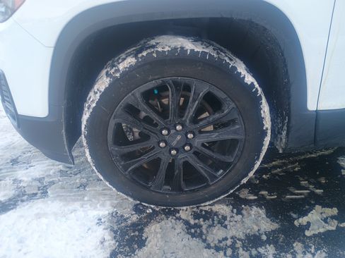 Used 2023 GMC Acadia SLT w/ Elevation Edition image 4