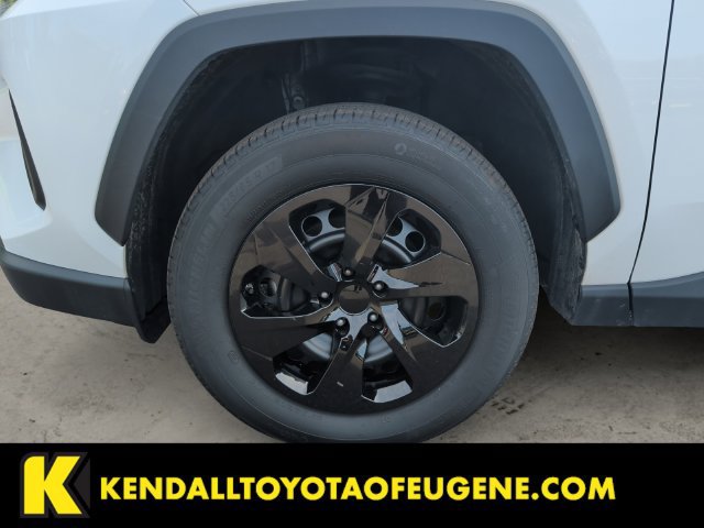 Used 2025 Toyota RAV4 LE AWD/4WD image 9