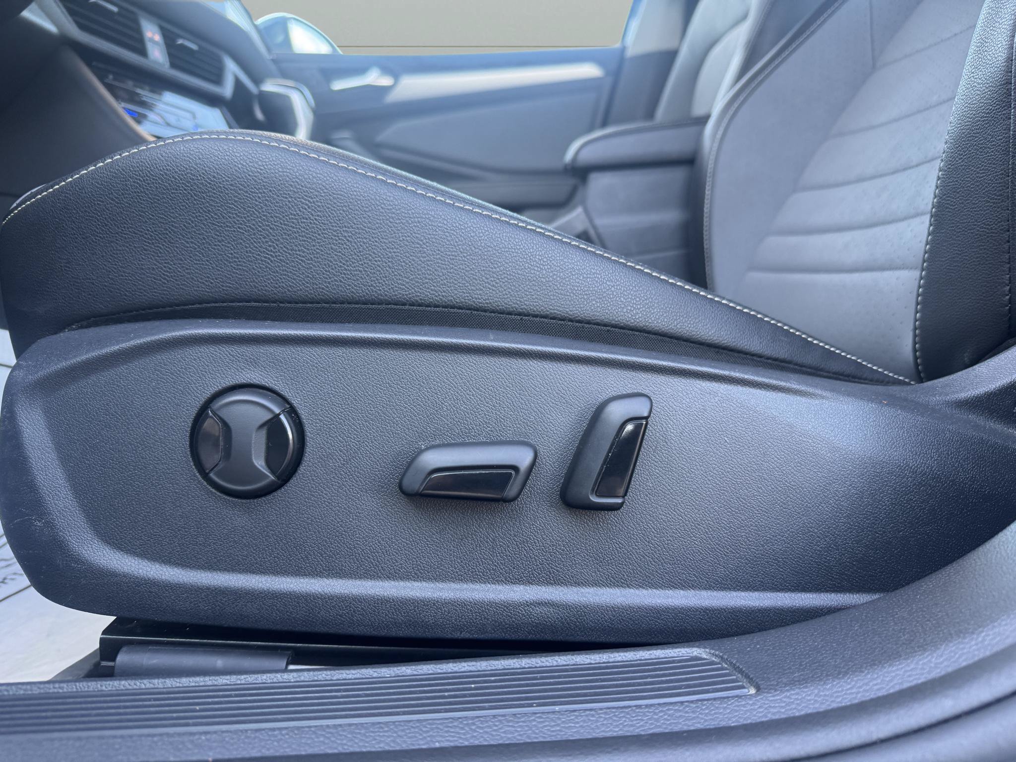 Used 2025 Volkswagen Jetta SE FWD image 12