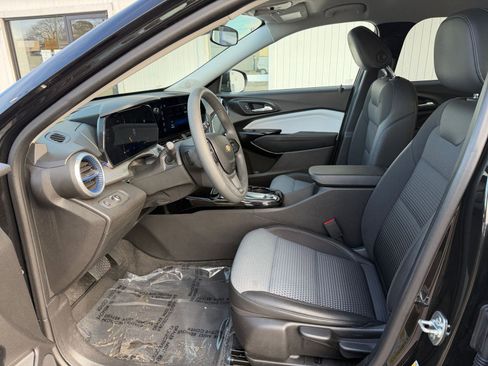 Used 2025 Chevrolet Trax LT image 24