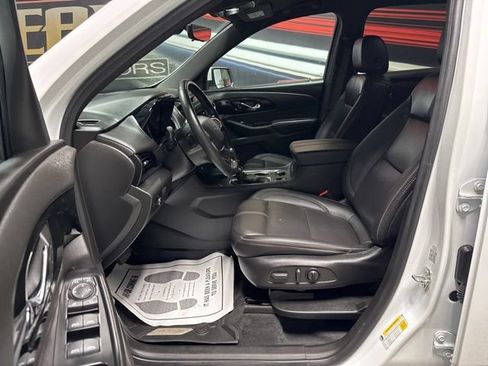 Used 2023 Chevrolet Traverse RS FWD image 5