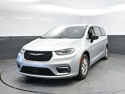 Used 2024 Chrysler Pacifica Touring-L FWD image 8
