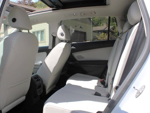 Used 2018 Volkswagen Tiguan SE AWD/4WD image 29