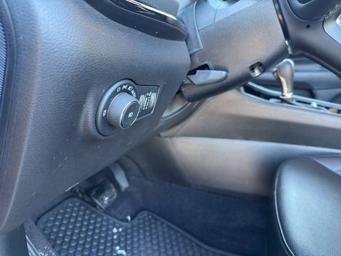 Used 2025 Jeep Compass Latitude w/ Convenience Group image 13