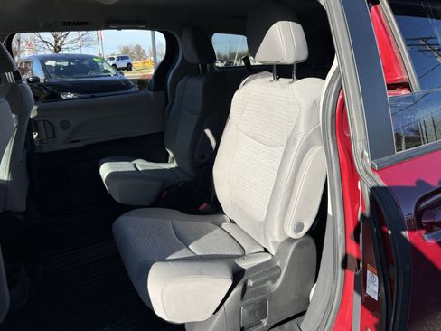 Used 2022 Toyota Sienna LE image 23