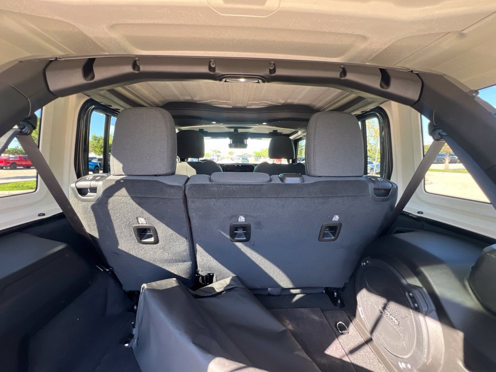 Used 2025 Jeep Wrangler Unlimited Sahara w/ Technology Group AWD/4WD image 26