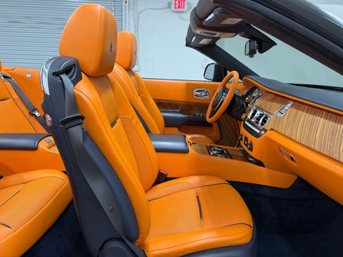 Used 2017 Rolls-Royce Dawn RWD image 12