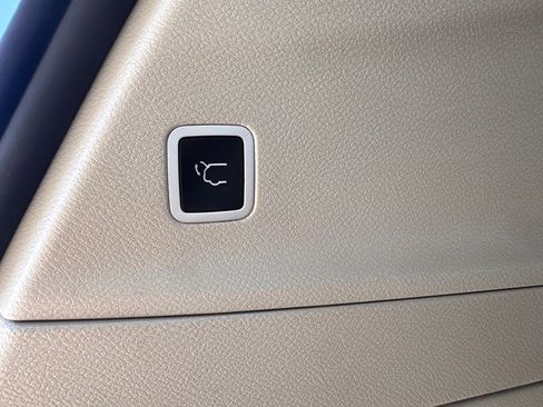 Used 2024 Chrysler Pacifica Touring-L FWD image 11