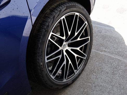 Used 2025 Porsche Macan image 36