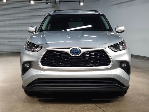 Used 2024 Toyota Highlander XLE image 2