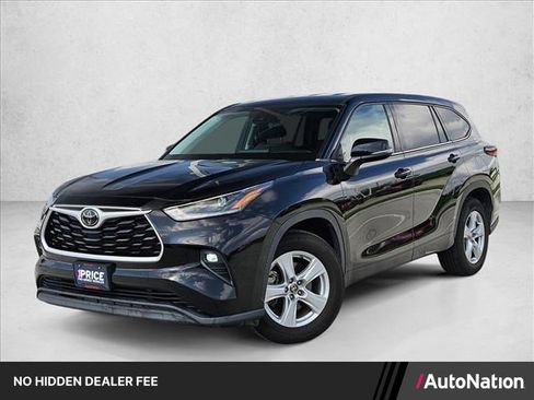 Used 2021 Toyota Highlander LE FWD image 1