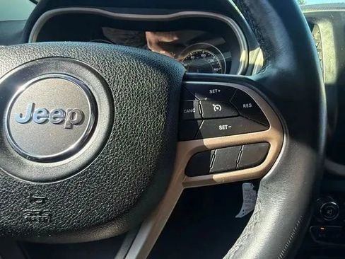 Used 2017 Jeep Cherokee Latitude AWD/4WD image 22