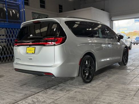 New 2026 Chrysler Pacifica Select w/ S Appearance Package FWD image 7