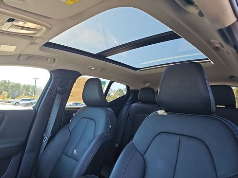 Used 2025 Volvo XC40 B5 Plus image 35