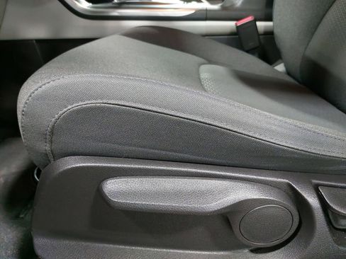 Used 2023 Kia Carnival LX image 29