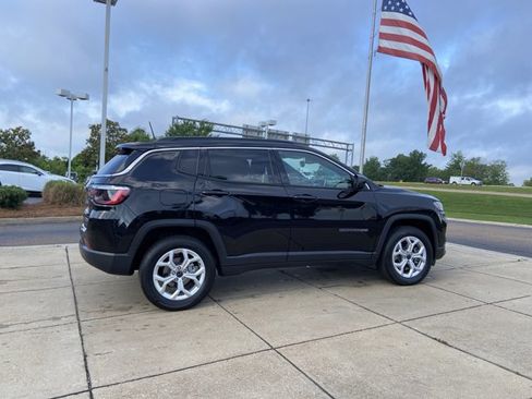 Used 2025 Jeep Compass Latitude AWD/4WD image 12