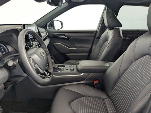 Used 2025 Toyota Highlander XSE image 13