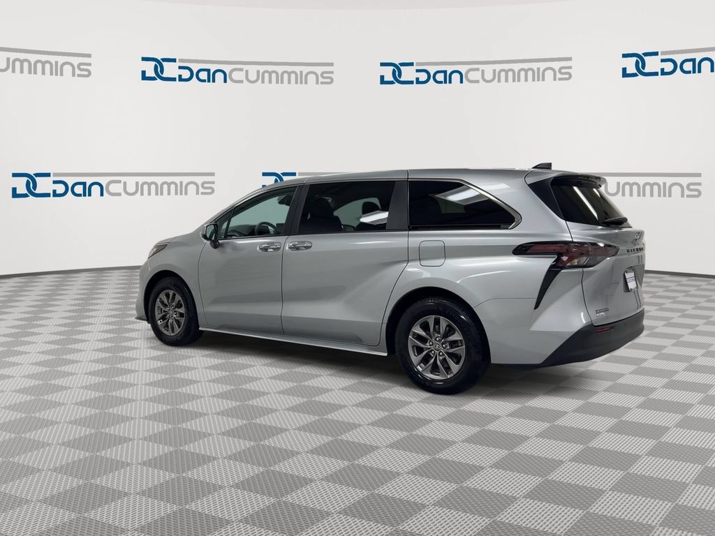 Used 2023 Toyota Sienna XLE AWD/4WD image 6