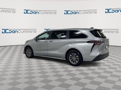 Used 2023 Toyota Sienna XLE AWD/4WD image 6