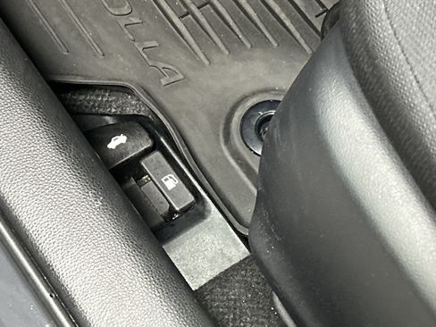 Certified 2025 Toyota Corolla LE FWD image 33