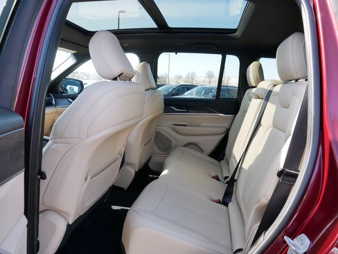 Used 2025 Jeep Grand Cherokee Limited w/ Luxury Tech Group II image 36