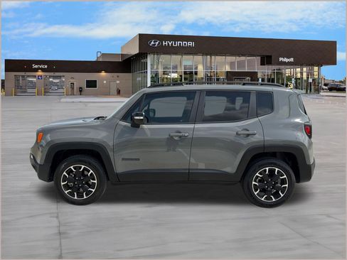 Used 2023 Jeep Renegade Latitude AWD/4WD image 2