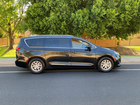 Used 2020 Chrysler Pacifica Touring-L FWD image 6