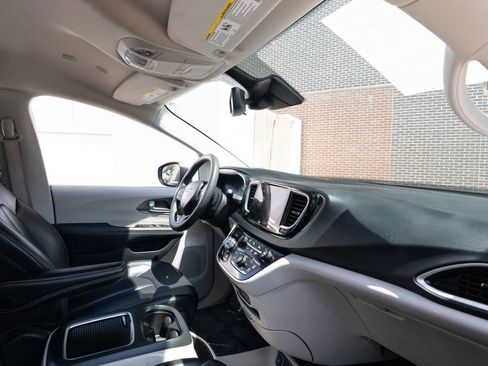 Used 2023 Chrysler Pacifica Touring-L FWD image 10