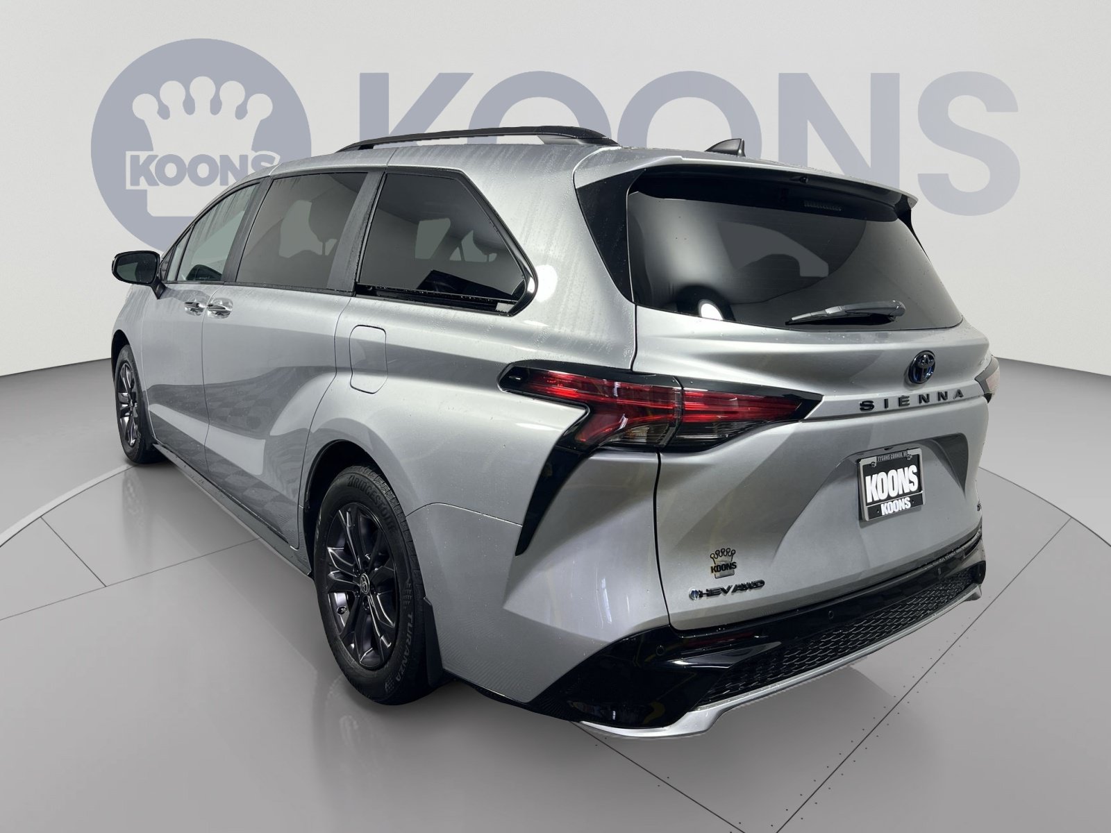 Used 2025 Toyota Sienna XSE w/ XSE Plus Package AWD/4WD image 4