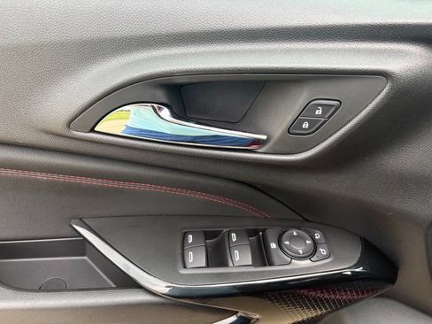 Used 2024 Chevrolet Trax RS w/ Sunroof Package FWD image 11