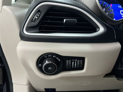 Used 2024 Chrysler Pacifica Touring-L image 18